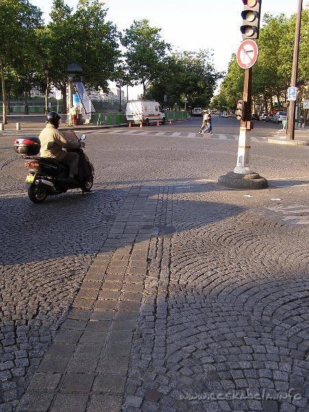 0005 - velke kostky symbolizuji zaklady Bastilly.JPG