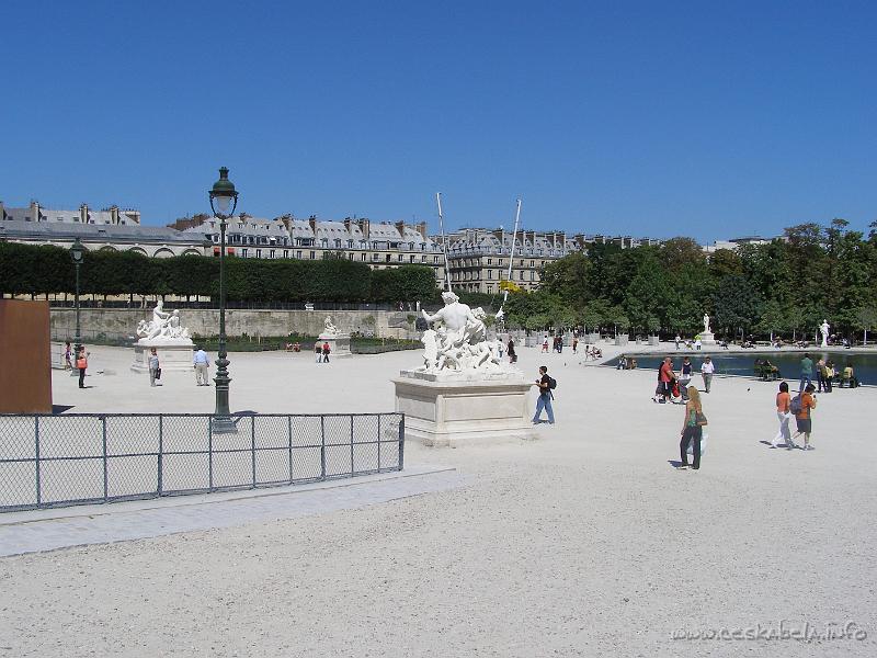 0154 - Tuilerieske zahrady pred Louvrem.JPG