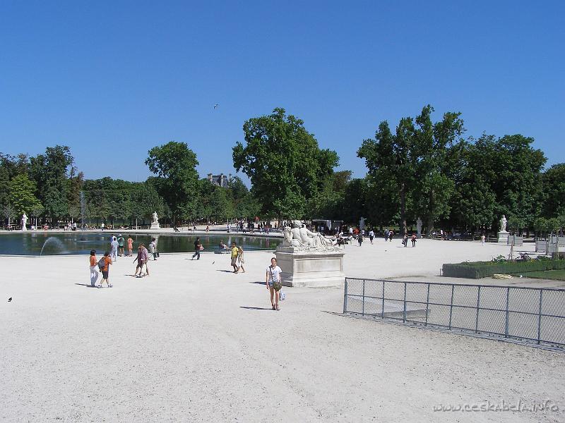 0155 - Tuilerieske zahrady pred Louvrem.JPG