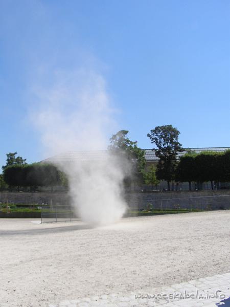 0157 - Tuilerieske zahrady pred Louvrem.JPG