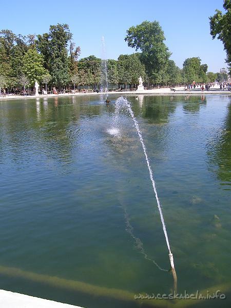 0160 - Tuilerieske zahrady pred Louvrem.JPG