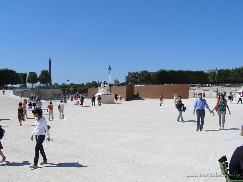 0161 - Tuilerieske zahrady pred Louvrem.JPG