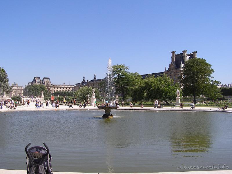 0168 - Tuilerieske zahrady pred Louvrem.JPG