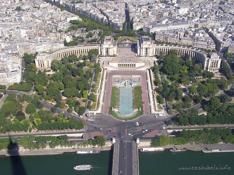 0216 - pohled z Eifelovky - Place du Trocadero.JPG
