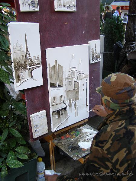 0390 - umelci na Place du Tertre.JPG