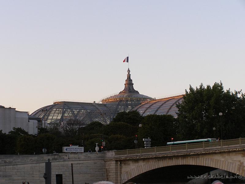 0428 - v pozadi Grand Palais.JPG