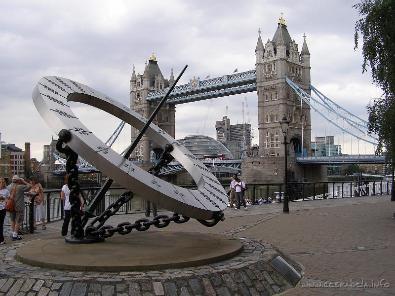1034 - Slunecni hodiny a Tower Bridge.JPG